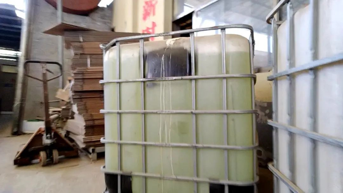▲装在桶里的正是加工厂漂白山药用的次氯酸钠溶液，1000元一桶，每桶1.2吨。新京报调查组 摄
