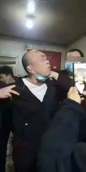 嫌疑人被抓获时的场景。受访者供图