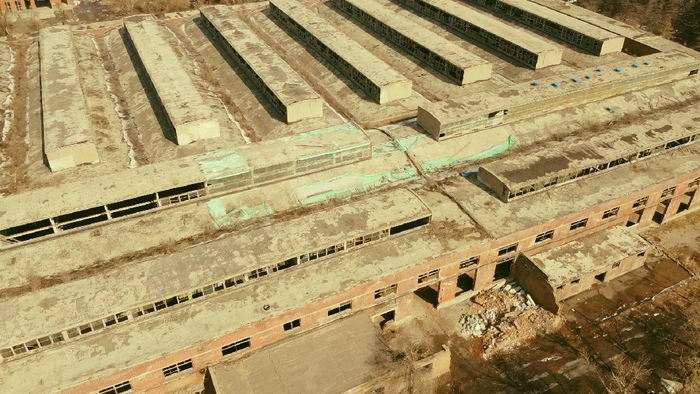 俯瞰成排的厂房，能够感受到当初工厂的大气磅礴，一股厚重的历史气息立即扑面而来