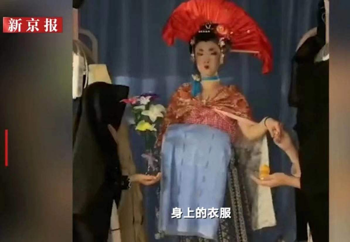 ▲学生“花魁仿妆”，新京报我们视频截图。