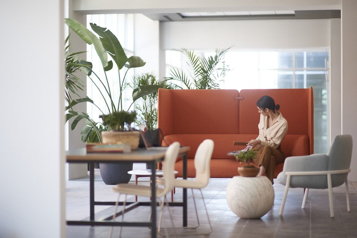 ▲无论是一个人独处，还是与小组开展协作——Cabana Lounge 灵活的设计满足从专心工作到放松身心的各种需求。