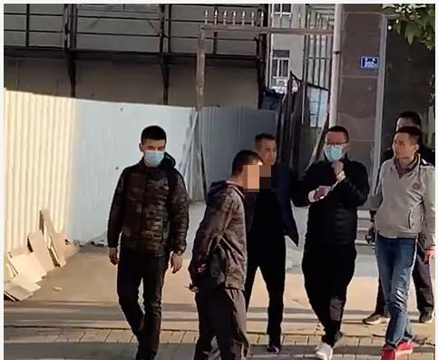 犯罪嫌疑人指认现场。 视频截图 