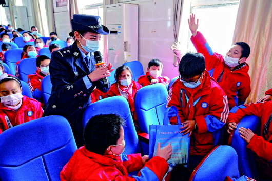 江珊在向学生宣讲安全知识。（施勇摄）