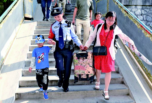 江珊（左二）在执勤中为群众提供帮助。（贺瑞明摄）