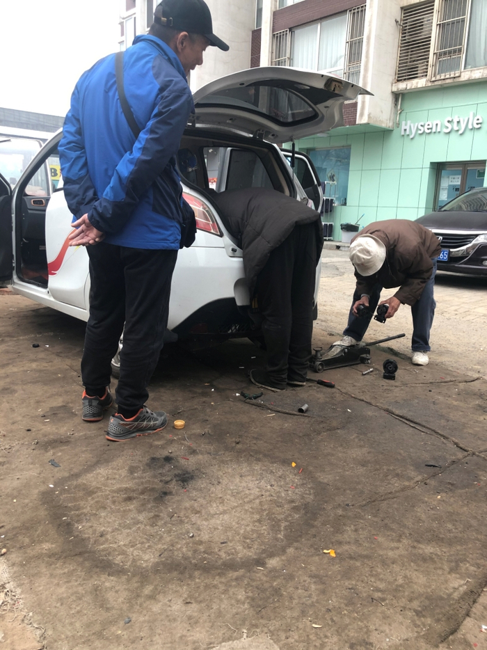 店家把燃油摩托车作为老年代步车销售给老人。