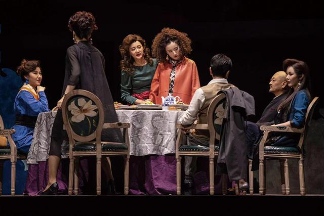 图片由上海文广演艺集团 舞台剧《繁花》制作组提供，剧照摄影：尹雪峰