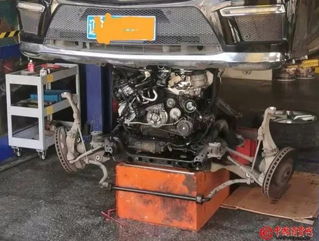 ▲拆除了发动机的车辆。张恒/摄