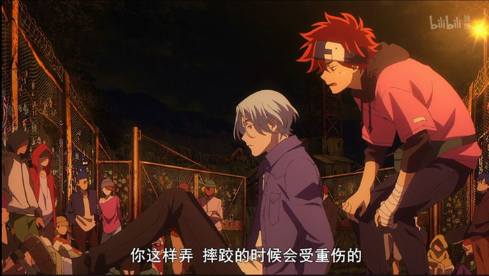 蓝加将双腿绑在滑板上引来哗然