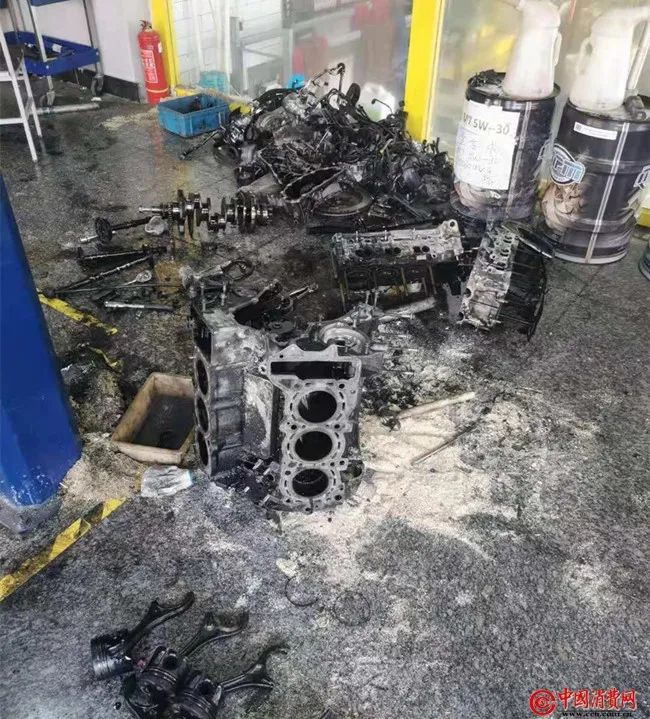 ▲被拆散的发动机零部件。张恒/摄