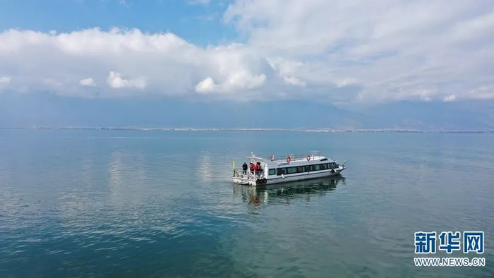 图为航拍视角下，研究人员正在洱海水面进行采样工作。（新华网 念新洪/文 赵普凡/摄）
