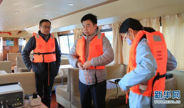 图为研究人员在做采样前的准备工作。（新华网 赵普凡/摄）