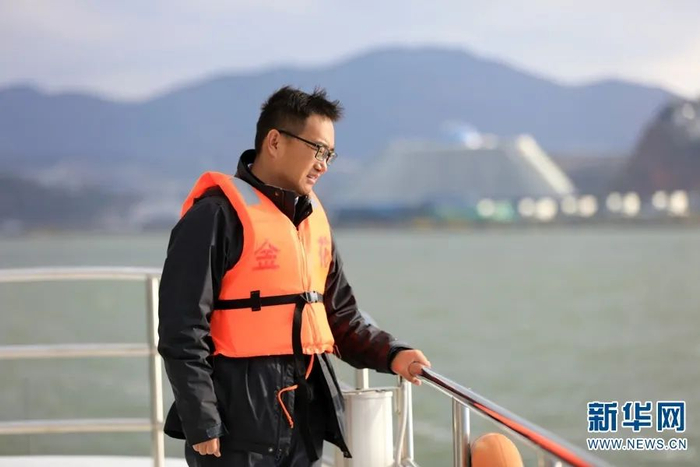 图为王欣泽在甲板上查看洱海水质状况。（新华网 丁凝/摄）