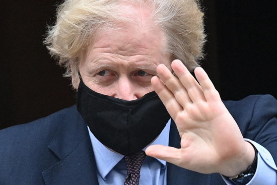 　　当地时间3月16日，英国伦敦，英国首相鲍里斯·约翰逊离开唐宁街10号前往议院。当日，英国政府公布自冷战以来最全面的“安全、国防、发展和外交政策综合评估”报告《竞争时代中的全球英国》。视觉中国供图