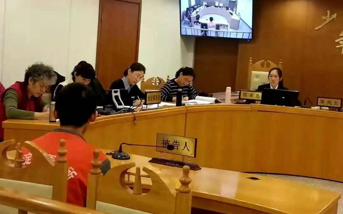 北京海淀法院法官秦硕在少年法庭现场，秦硕是一名常年负责审理未成年人犯罪和侵害未成年人犯罪的刑事案件以及涉未成年人权益保护的民事案件的法官。图/北京海淀法院