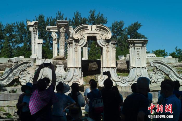 资料图：北京，游客在圆明园内参观游览。中新社记者 盛佳鹏 摄