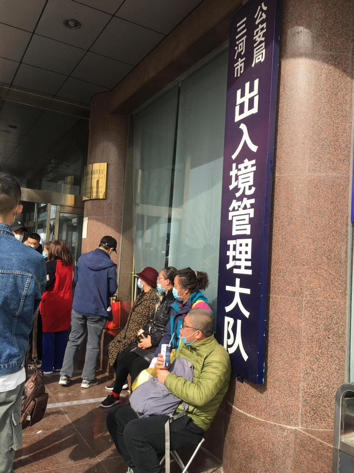 燕郊落户政策放开后，三河市公安局门口排起了长队。北里/摄