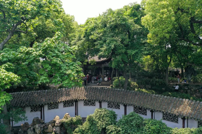 游人在沧浪亭休憩娱乐（无人机照片，2019年5月10日摄）。新华社记者季春鹏摄