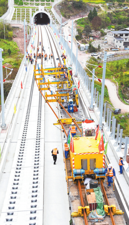 郑万高铁重庆段铺轨作业现场 唐奕 摄