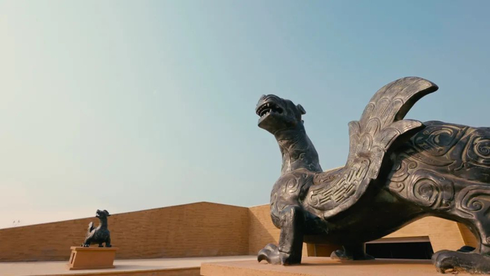 河北省平山县中山国王陵文物陈列馆入口处的双翼神兽。《大河之北》栏目组供图