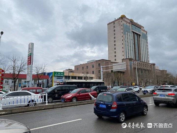 泰安东岳大街建设大厦路段护栏破损,路面已被清理,交通未受影响