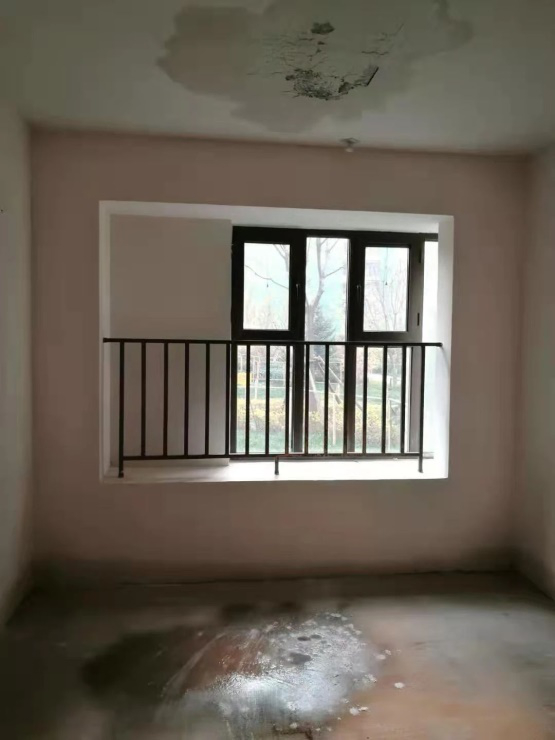 ▲天津实地海棠雅著二期原定2019年12月交房，延期一年后，有业主2020年11月在交付现场发现，非顶层的新房出现漏水等问题，图片由业主提供。