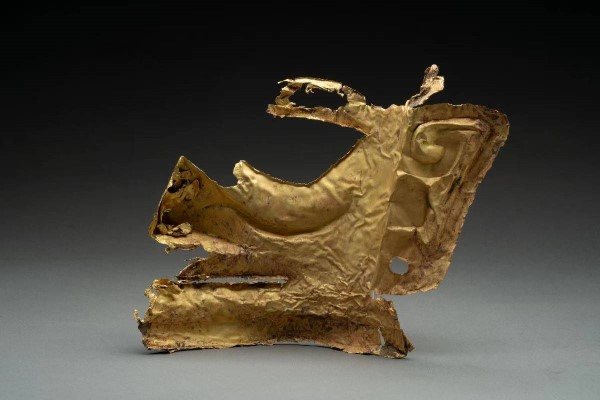 图说：五号坑发现的黄金面具。四川省文物考古研究院、四川日报·川观新闻 供图（下同）