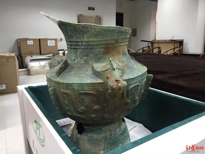 郭汉中正在修复的青铜尊