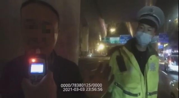 图说：民警对朱某进行呼气测试。徐汇警方供图（下同）