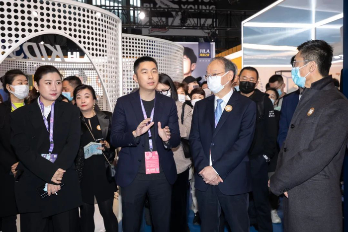 ▲海澜集团董事长周立宸先生（左二）与中国纺织工业联合会党委书记高勇（左三）交流