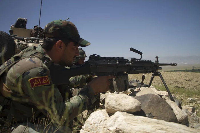  2020年7月23日，阿富汗安全部队士兵在东部楠格哈尔省参加打击塔利班武装人员的军事行动。（新华社发，赛义夫拉赫曼·萨菲摄）