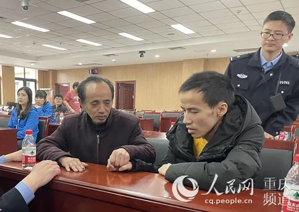 失散30年的父子重逢 胡虹 摄