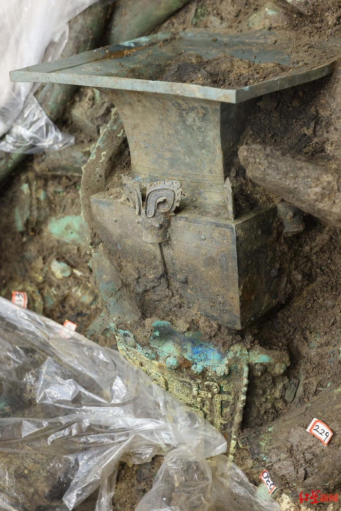  三星堆遗址新发现的方尊