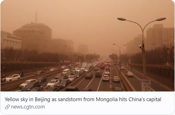 ▲蒙古国吹过来的沙尘暴袭击下北京的黄色天空。/CGTN报道截图