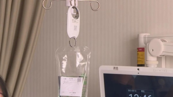 图说：给输液袋称重还能警报
