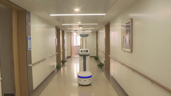 图说：消毒机器人正在作业