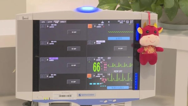 图说：护士台前就可以监控患者生命体征，出现异常还会自动报警
