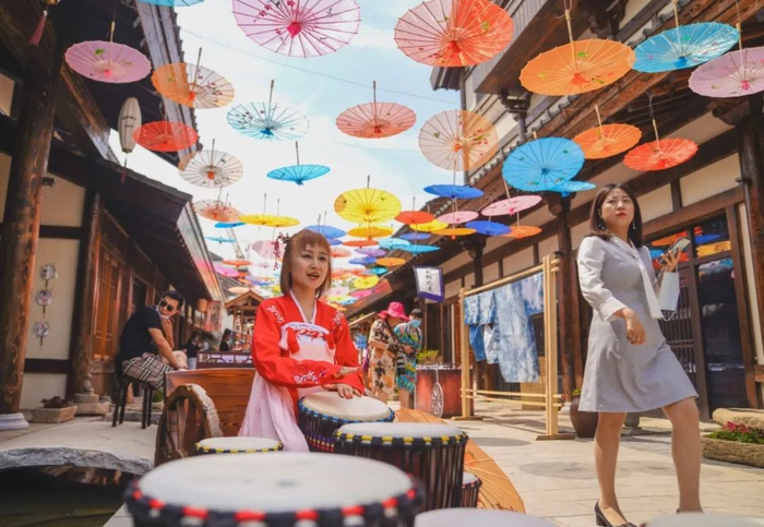 相较于外来文化，中国传统元素在年轻人群体中愈加受热捧。图为长春一条商业街上的古装爱好者。