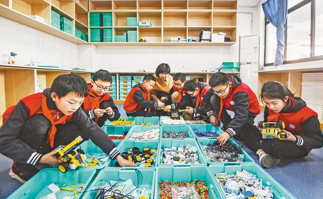 天宫殿学校学生正在参加社团活动 龙帆 摄