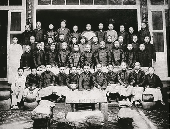 清末民初时期徽商在北京歙县会馆的合影。《老北京述闻 京城会馆》插图。