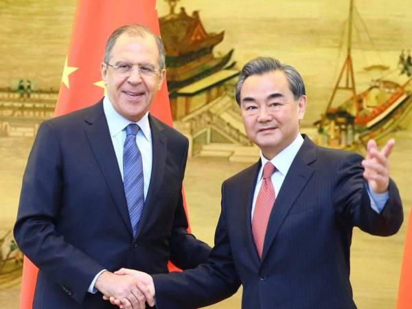 王毅和拉夫罗夫。图片来源：新华社 