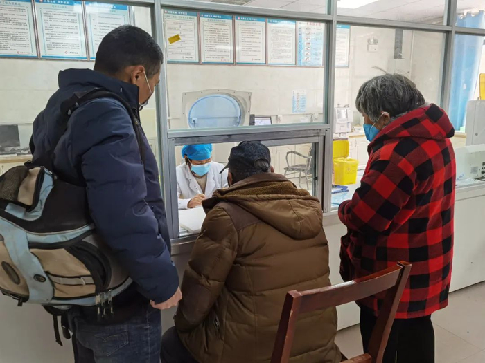 吴春红带父亲到医院检查。新京报记者 苑苏文 摄