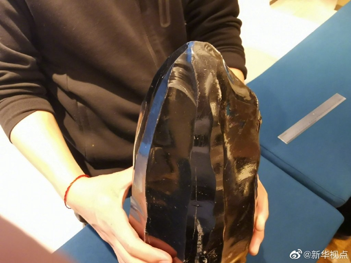 　　图为在和龙市发现的巨型黑曜岩石叶石核，其直径最大处达16厘米。