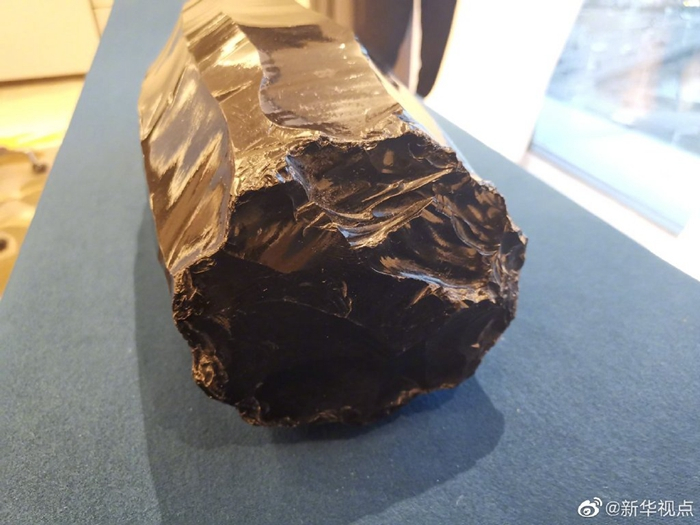 　　图为在和龙市发现的巨型黑曜岩石叶石核，对于研究旧石器时期，长白山一带人类打制石器的方法具有重要价值。