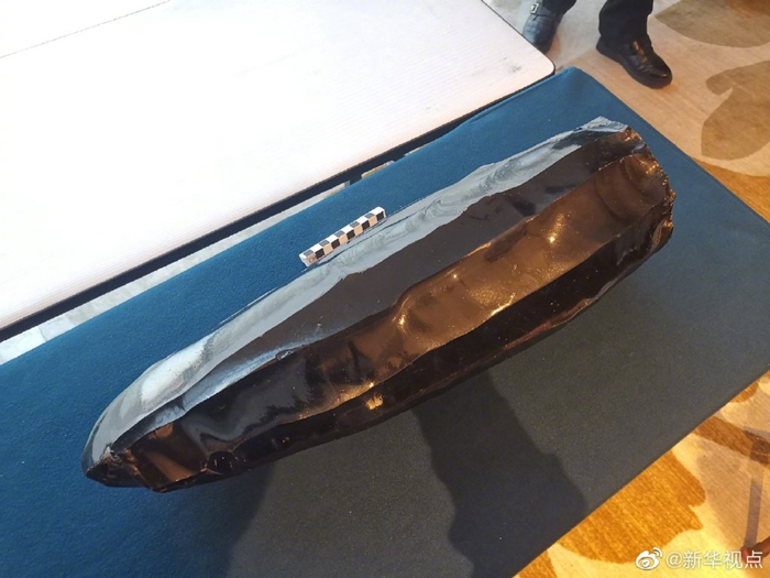 　　图为在和龙市发现的巨型黑曜岩石叶石核。