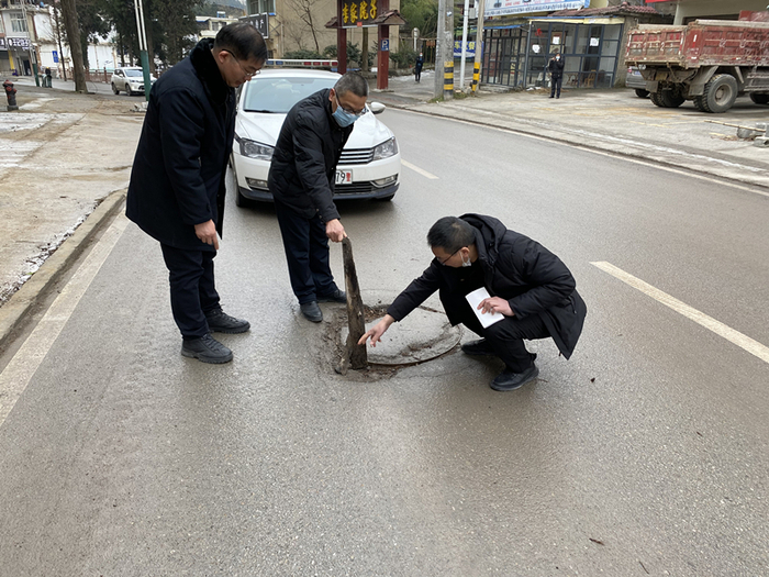 　图为利川市检察院干警排查、记录窨井盖破损情况。通讯员黄剑雄摄 