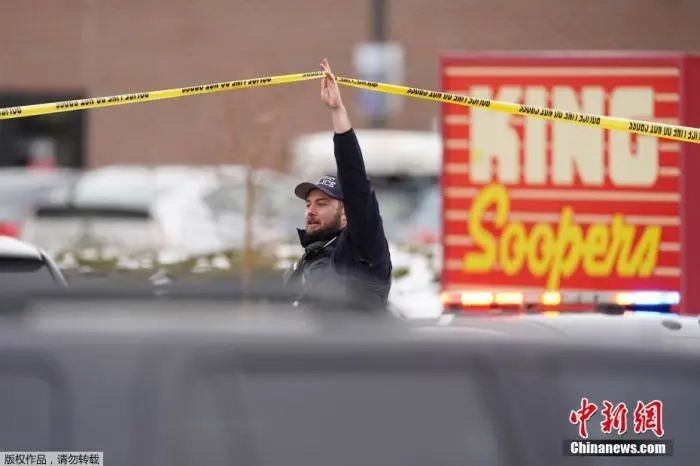 当地时间3月22日，美国科罗拉多州一家超市发生枪击事件，图为警察和救援人员已就位。