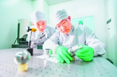  引力波探测“天琴计划”研究人员在华中科技大学引力实验中心磨制用于精密测量引力的钢球。新华社发