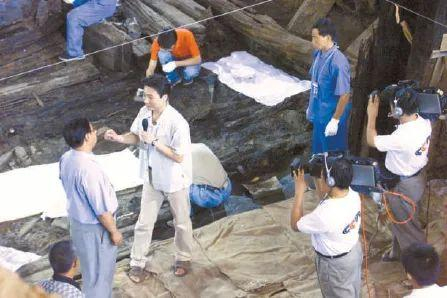 央视直播中康辉在采访王武钰。李继辉摄