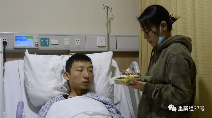 姚策妻子在给躺在病床上的姚策喂饭。新京报记者 刘名洋 摄