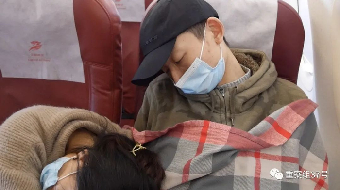 今年年初，姚策和妻子乘坐飞机转院到杭州治疗。新京报记者 刘名洋 摄